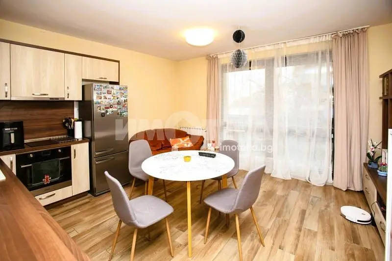 Cuisine; parquet, lumière naturelle, style moderne