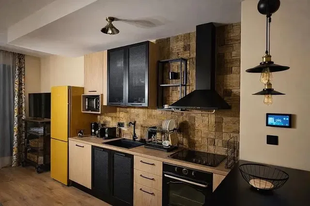 Cucina; elettrodomestici, luce naturale, stile moderno