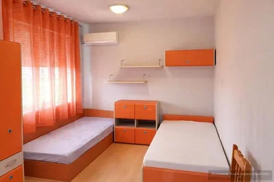 Spavaća soba; drveni pod, prirodna svjetlost