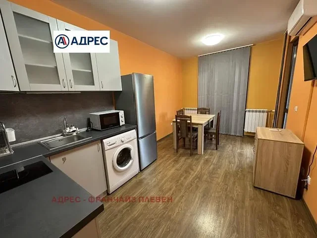 Cucina; elettrodomestici, pavimento in legno, stile moderno