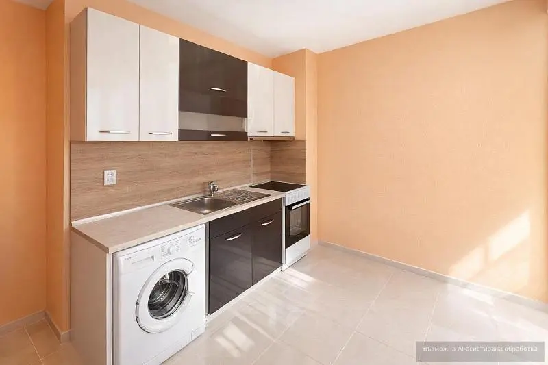 Cucina; elettrodomestici, pavimento in piastrelle, luce naturale