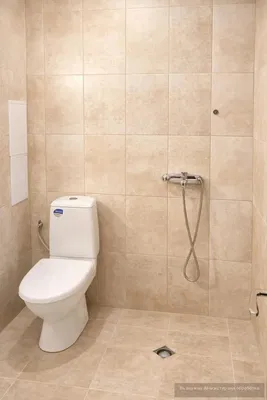 Toilette; pavimento in piastrelle