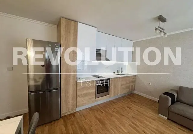 Cucina; elettrodomestici, pavimento in legno, luce naturale