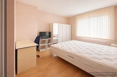 Camera da letto; luce naturale, pavimento in legno