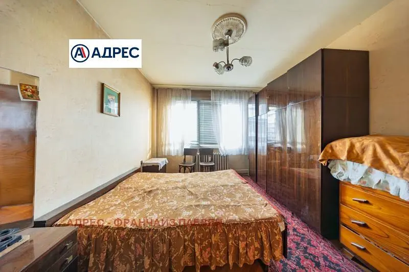 Chambre; lumière naturelle, parquet