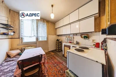 Cuisine; électroménager, carrelage, nécessite rénovation