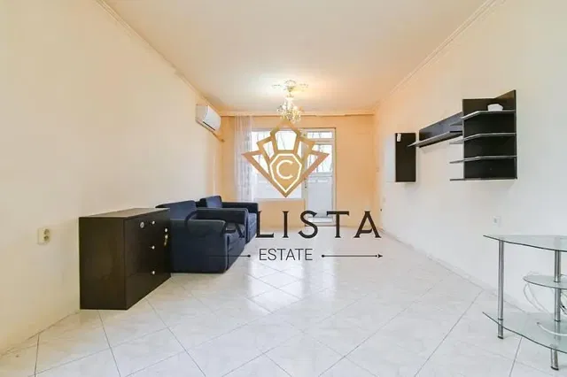 Salon; carrelage, lumière naturelle