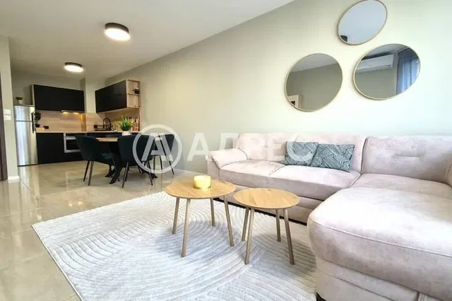 Obývačka; výhľad, prirodzené svetlo, moderný štýl