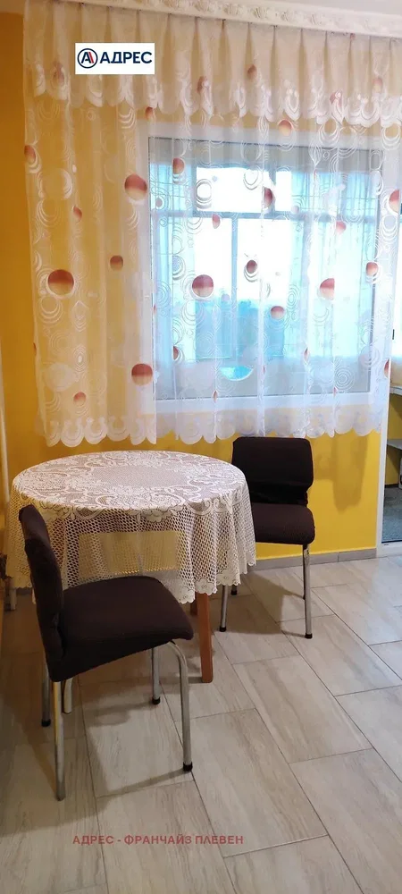 Cucina; pavimento in piastrelle, luce naturale