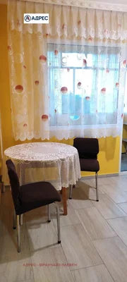 Cucina; pavimento in piastrelle, luce naturale