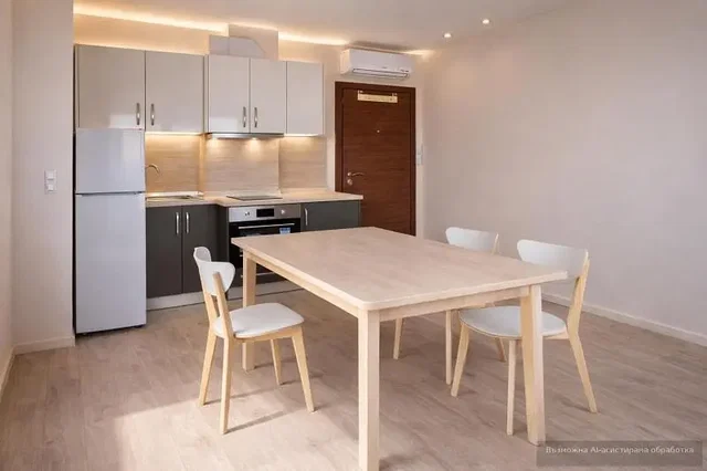 Kuchyňa; kuchynské spotrebiče, prirodzené svetlo, moderný štýl, drevená podlaha