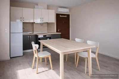 Mutfak; mutfak aletleri, ahşap zemin, doğal ışık