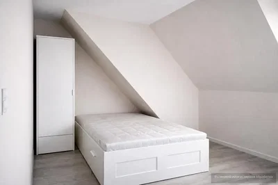 Yatak odası; doğal ışık, ahşap zemin