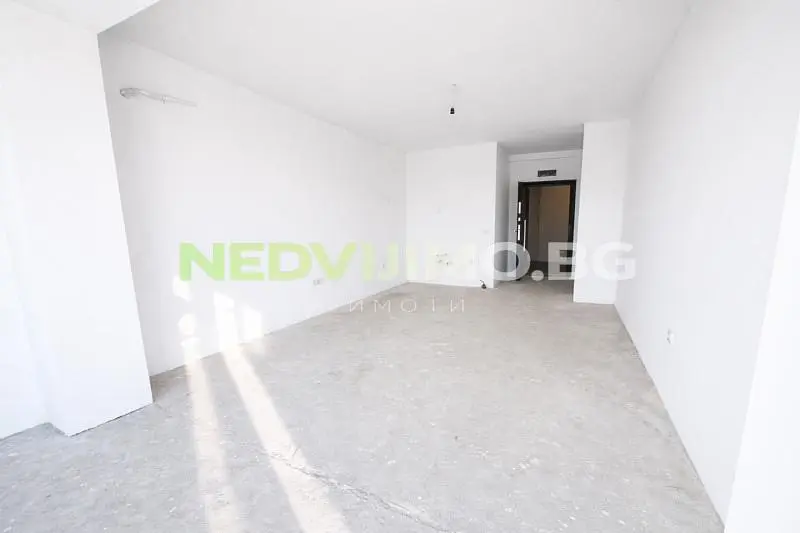 Ostalo; prirodno svjetlo, potrebna renovacija, pločice