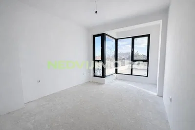 Dnevna soba; pogled, prirodno svjetlo, potrebna renovacija