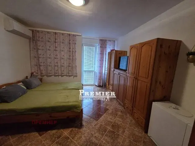 Spálňa; drevená podlaha, dlažba, drevené trámy, po rekonštrukcii, prirodzené svetlo, rustikálny štýl, komerčný