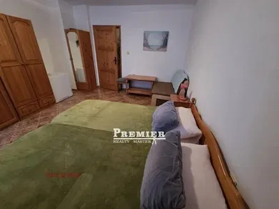 Spálňa; drevená podlaha, dlažba, prirodzené svetlo