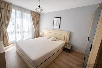 Camera da letto; luce naturale, pavimento in legno
