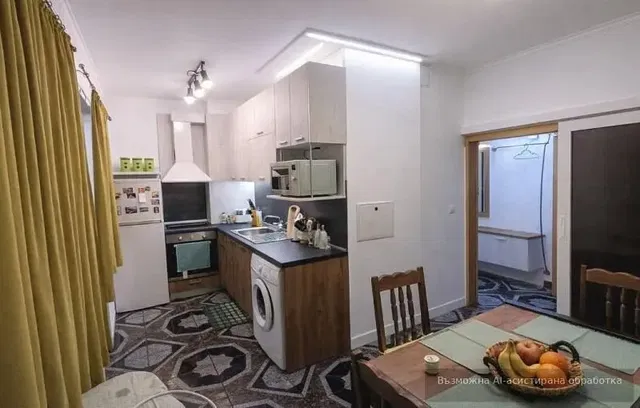 Cucina; elettrodomestici, pavimento in piastrelle