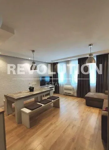 Salon; parquet, lumière naturelle, style moderne