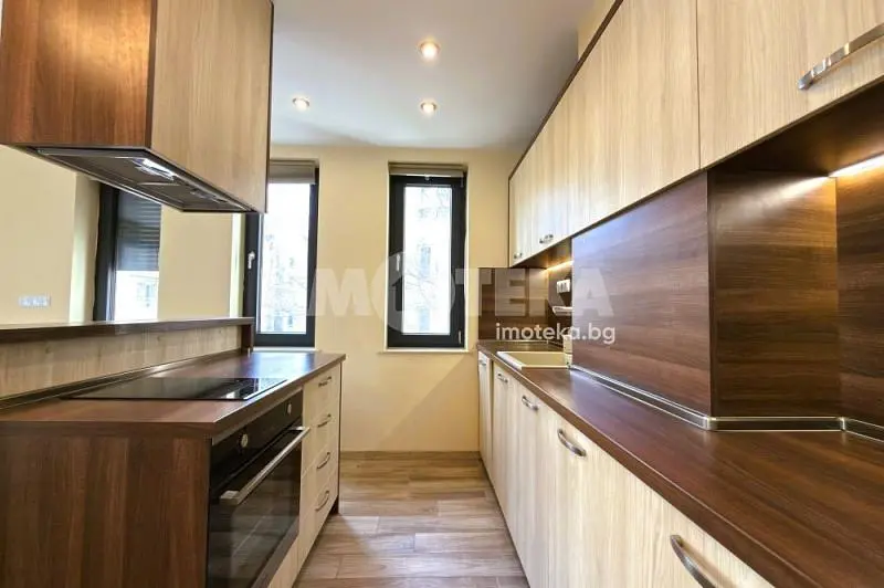 Cuisine; électroménager, lumière naturelle, style moderne