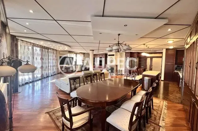 Oturma odası; ahşap zemin, doğal ışık, rustik stil