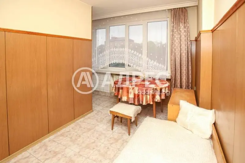 Υπνοδωμάτιο; ξύλινο πάτωμα, πλακάκια, φυσικό φως, μοντέρνο στυλ