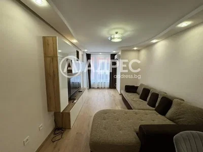 Soggiorno; pavimento in legno, luce naturale, stile moderno