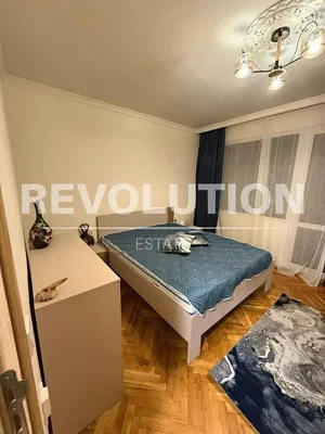 Yatak odası; ahşap zemin, doğal ışık