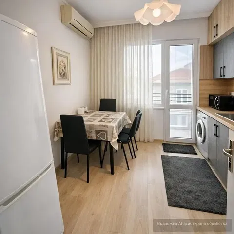 Kuchyňa; prirodzené svetlo, drevená podlaha