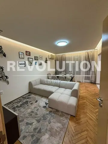 Obývačka; drevená podlaha, prirodzené svetlo, moderný štýl