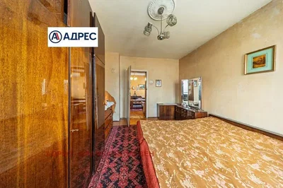 Chambre; parquet, style rustique, nécessite rénovation, lumière naturelle