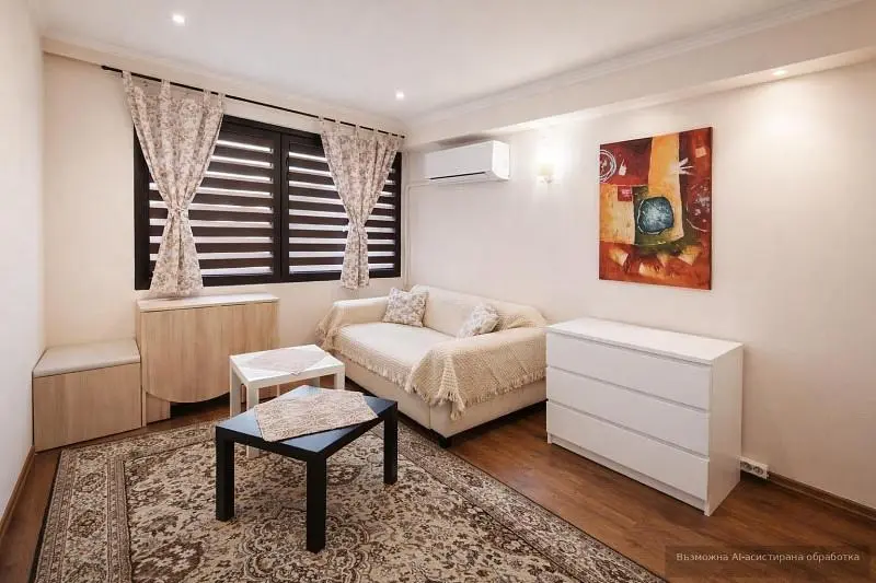 Oturma odası; ahşap zemin, doğal ışık, modern stil
