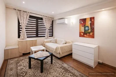 Oturma odası; ahşap zemin, doğal ışık, modern stil