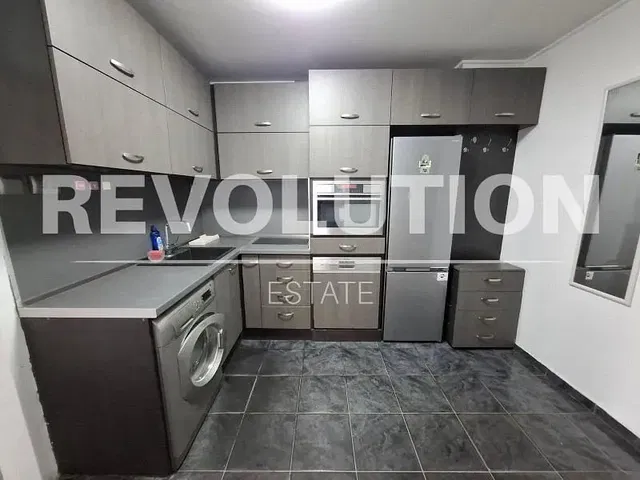 Cucina; elettrodomestici, pavimento in piastrelle