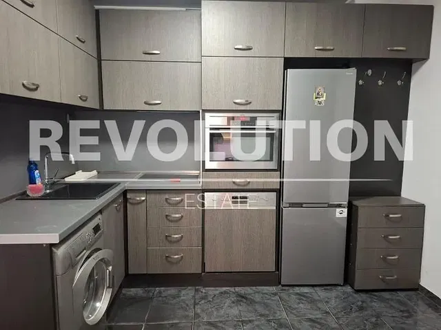 Cucina; elettrodomestici, pavimento in piastrelle