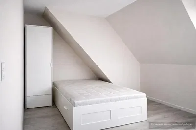 Yatak odası; doğal ışık, ahşap zemin