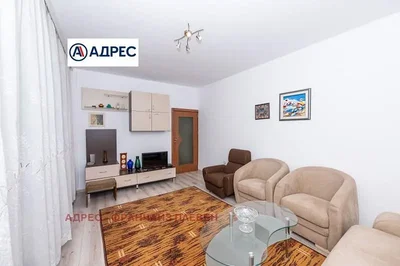 Dnevna soba; moderni stil, drveni pod, prirodno svjetlo