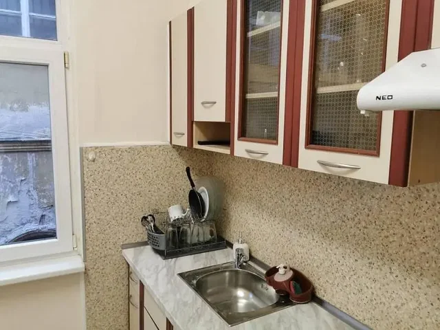Cucina; elettrodomestici, luce naturale, stile moderno