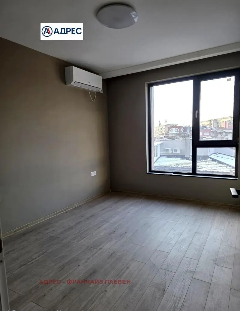 Dnevna soba; pogled, drveni pod, prirodno svjetlo