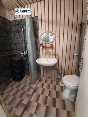 Toalet; pločice, potrebna renovacija