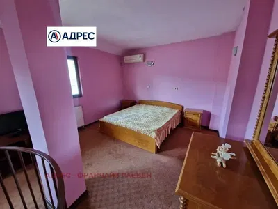 Camera da letto; luce naturale, stile rustico, pavimento in legno