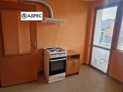 Cucina; elettrodomestici, pavimento in piastrelle, vista