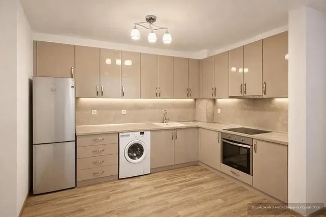 Cucina; elettrodomestici, pavimento in legno, luce naturale, stile moderno