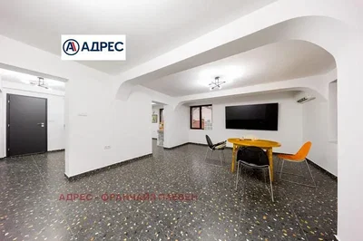 غرفة معيشة; أرضية من البلاط, ضوء طبيعي