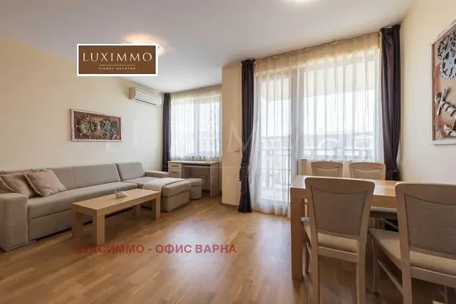 Sala de estar; chão de madeira, luz natural, estilo moderno