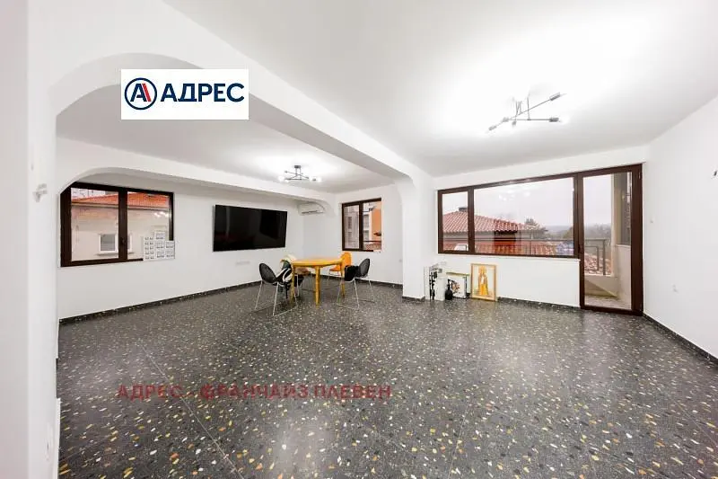 غرفة معيشة; إطلالة, أرضية من البلاط, ضوء طبيعي, أسلوب عصري