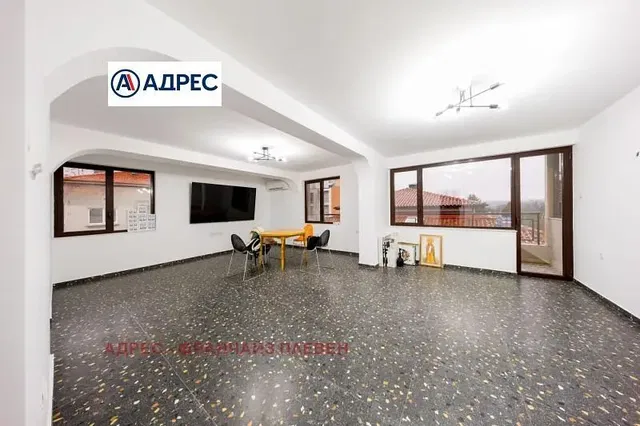 غرفة معيشة; إطلالة, أرضية من البلاط, ضوء طبيعي, أسلوب عصري