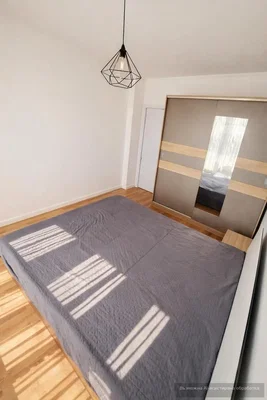 Camera da letto; pavimento in legno, luce naturale