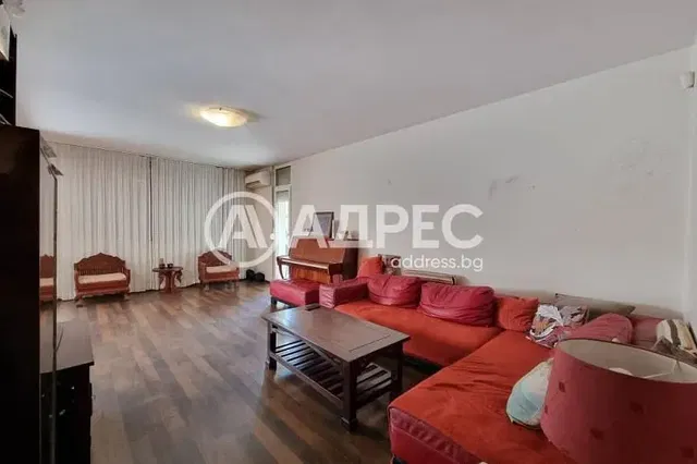 غرفة معيشة; أرضية خشبية, ضوء طبيعي